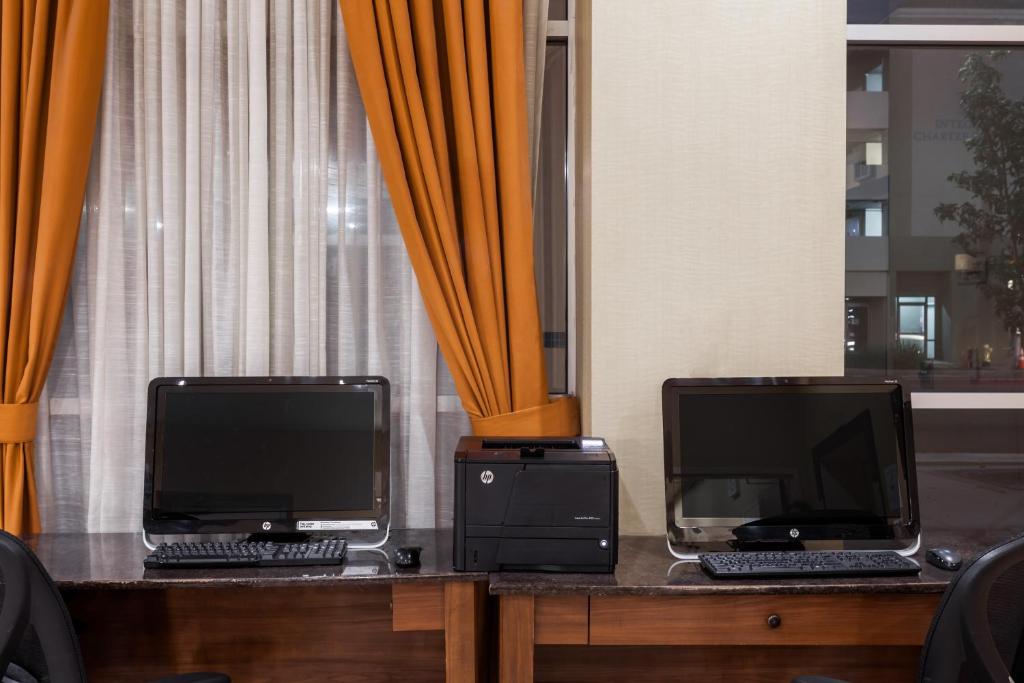 Ramada By Wyndham San Diego National City Photo 18