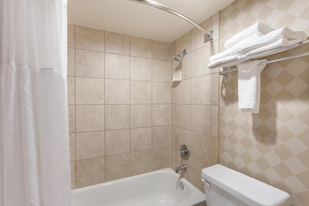 Ramada By Wyndham San Diego National City Photo 19