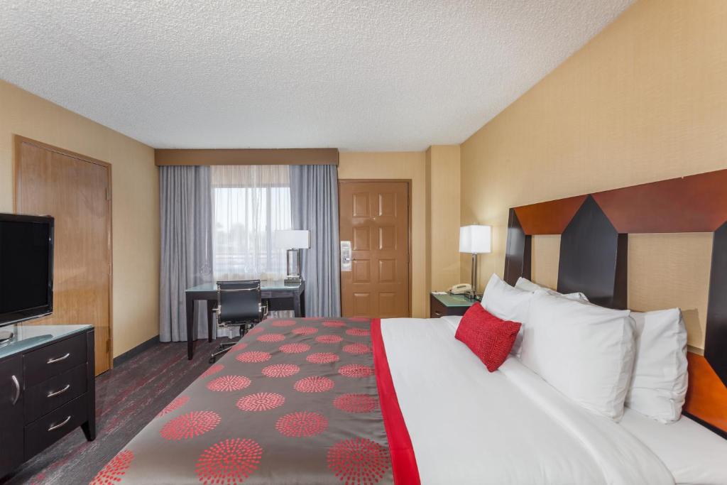 Ramada By Wyndham San Diego National City Photo 27