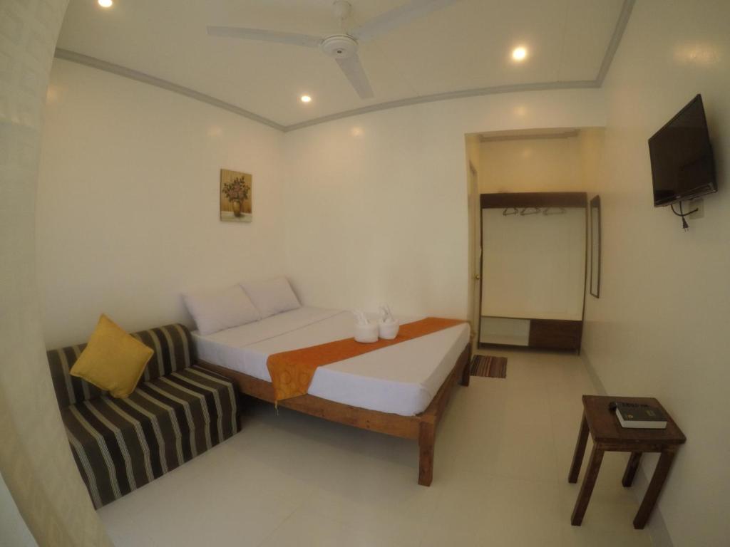 ニーラ ツーリスト ロッジ (Neela Tourist Lodge)