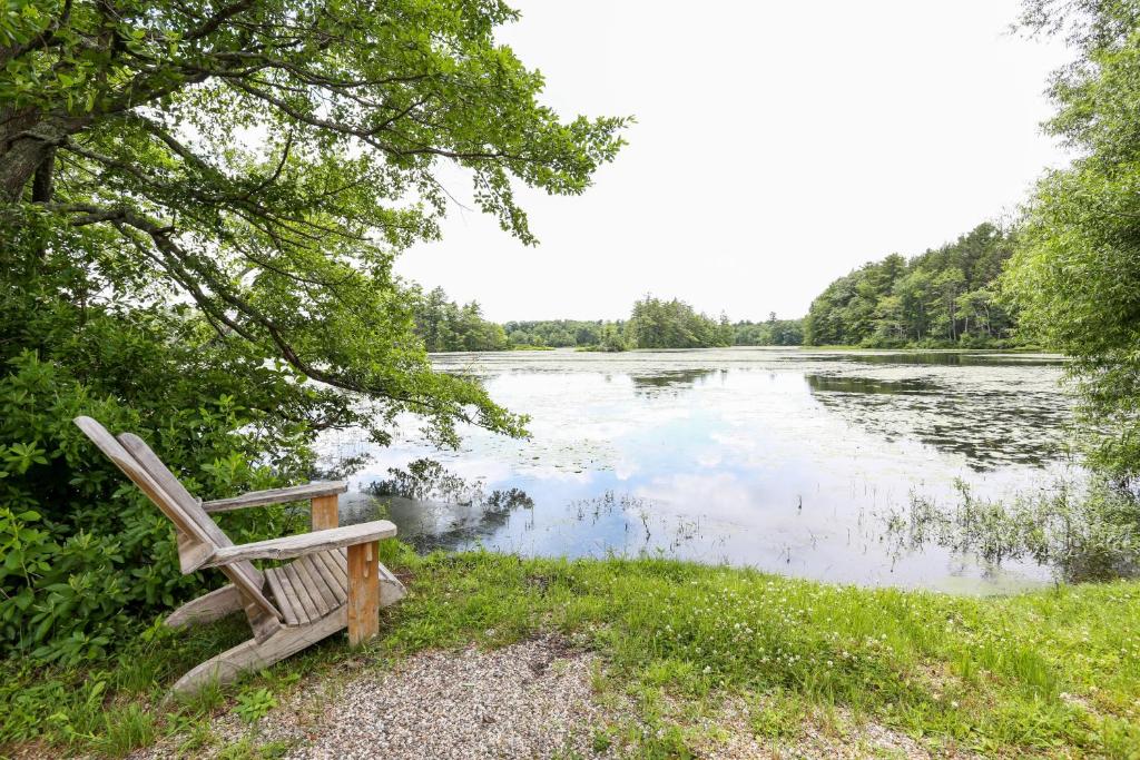 Tuxbury Pond Camping Resort Tiny House Murphy — Hotel in East Kingston