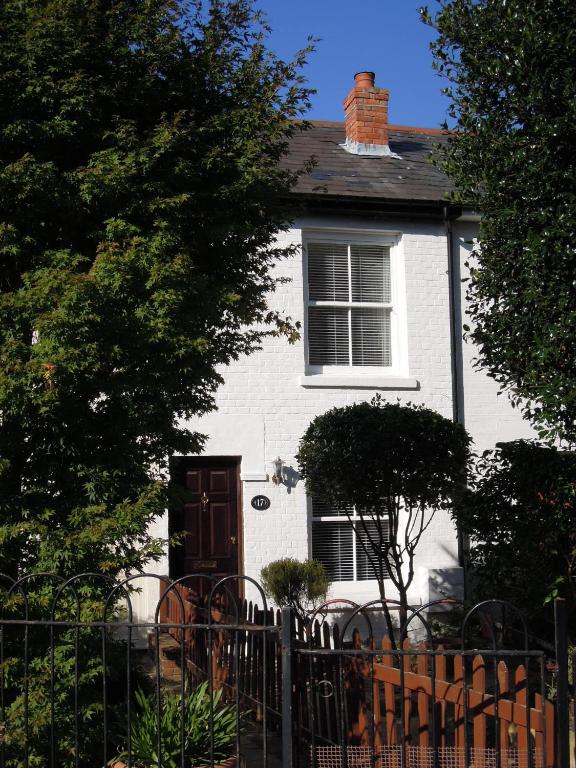 Pretty Victorian Cottage — Hotel in Portsmouth