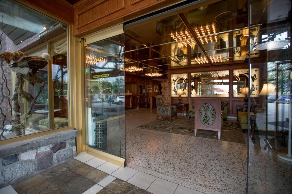 Crest Hotel Photo 2