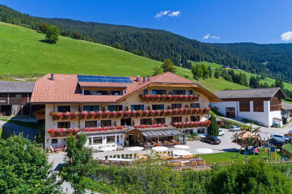 Hotel Schopfenhof — Hotel in San Candido