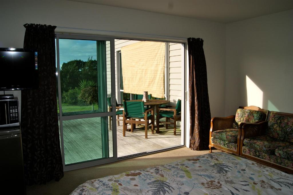 Waihi Beach Getaway-Studio, Ensuite & Private Deck photo