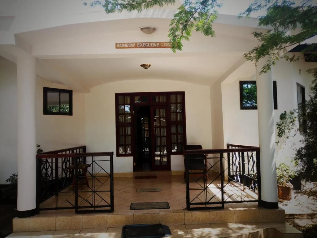 Rainbow Executive Lodge, hotel in Boma la Ngombe