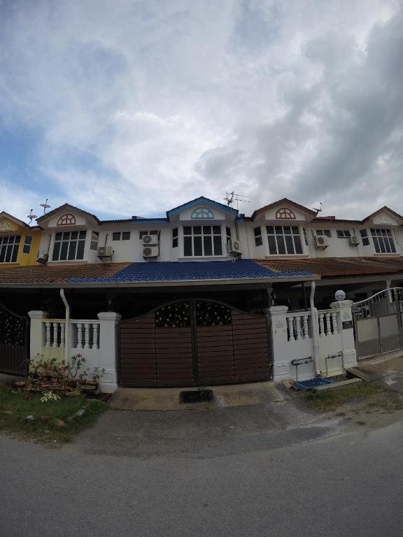 Exterior view, Little Blue House Kemaman Guesthouse in Chukai