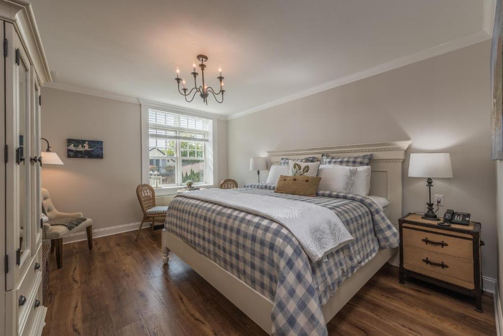 Harbor House Inn photo