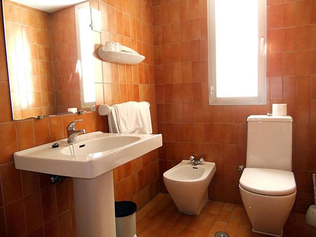 Hostal Cortes photo