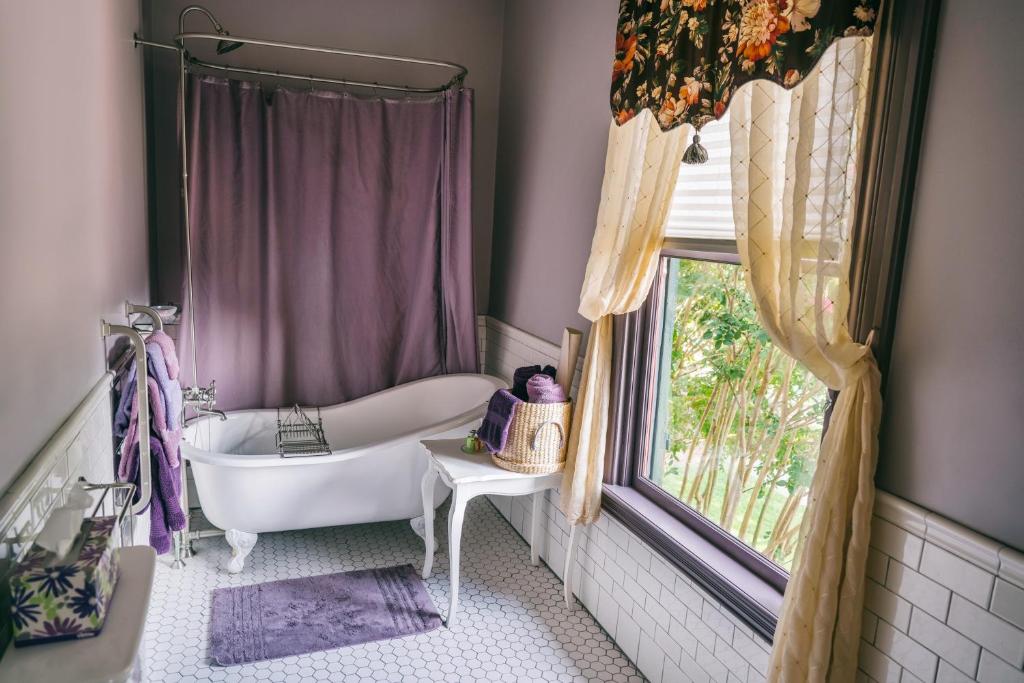 Hummingbird Inn photo
