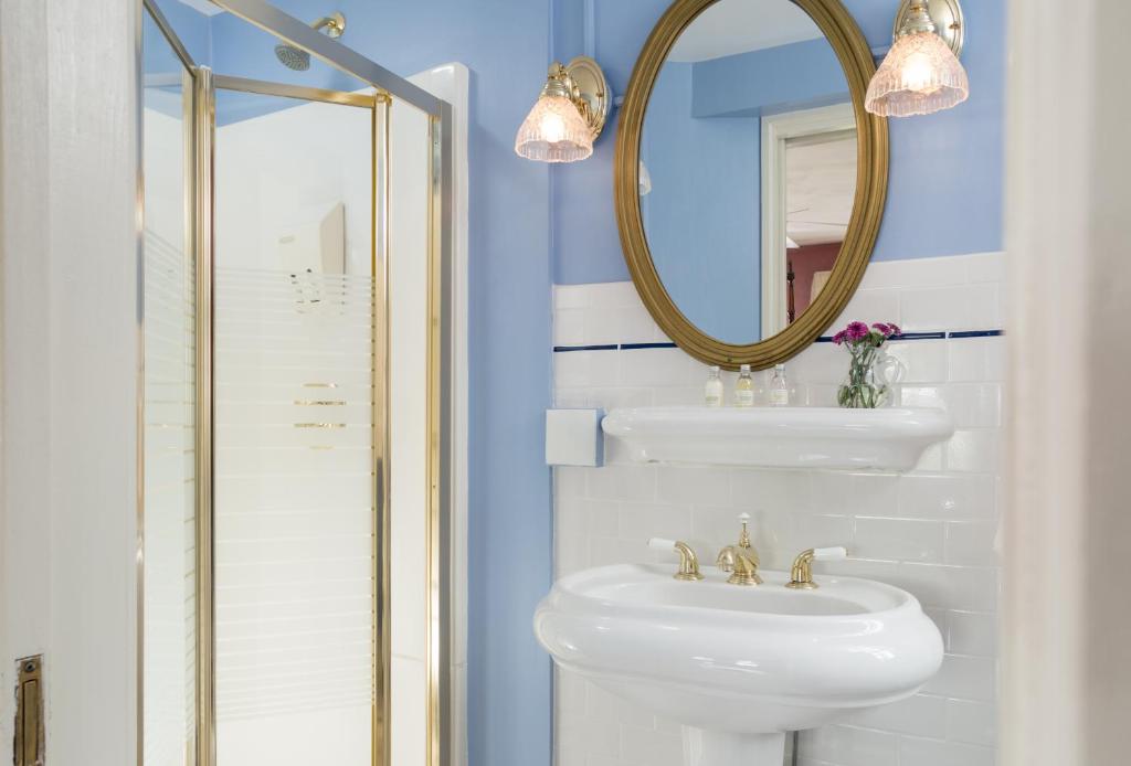 Yale Manor B&B & Yurt Glamping photo