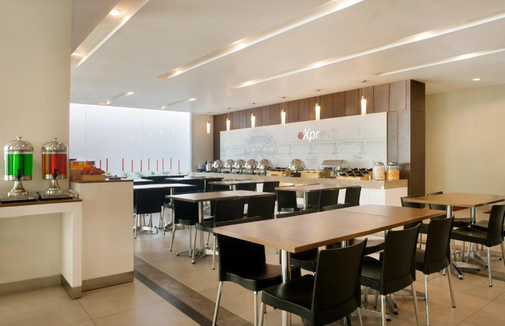 Food and beverages, Amaris Hotel Darmo - Surabaya in Surabaya