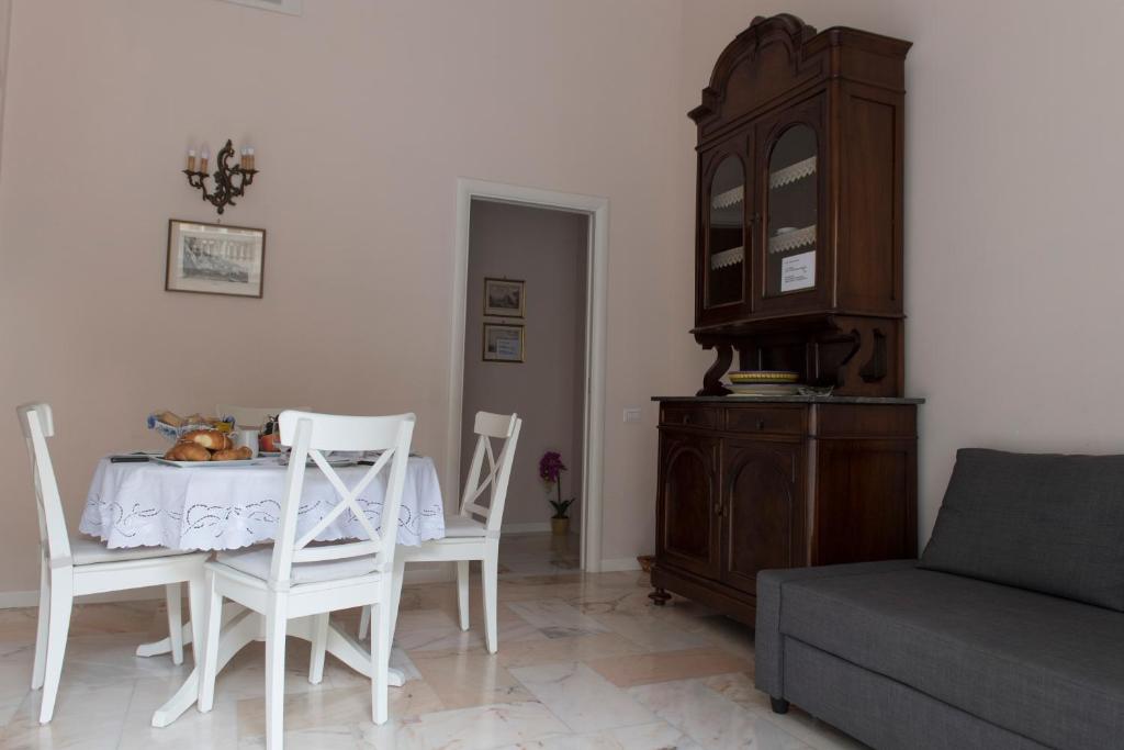 Shared lounge/TV area