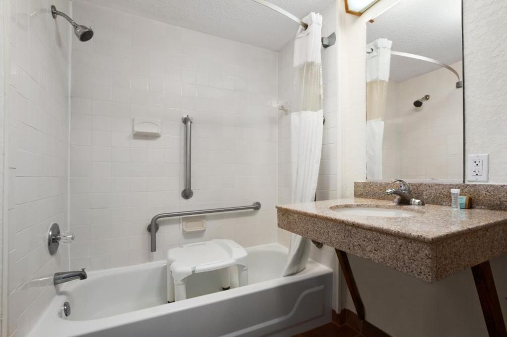 Travelodge by Wyndham Outer Banks/Kill Devil Hills photo