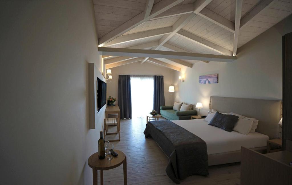 Crystal Beach Hotel — Hotel rooms in Kalamaki (Zakynthos), Ionian Islands