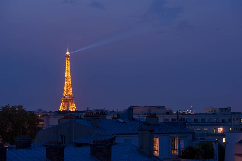 Eiffel Tower view + terrace Saint Germain des Pres - 4