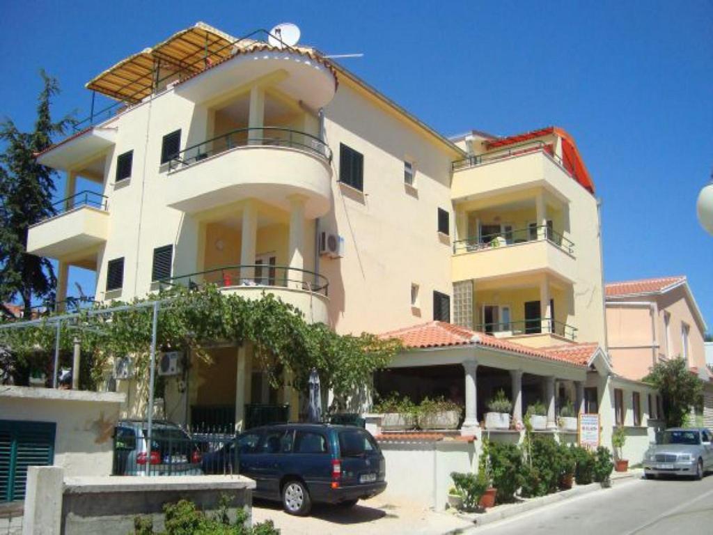 Apartmani Bilan — Hotel in Vodice