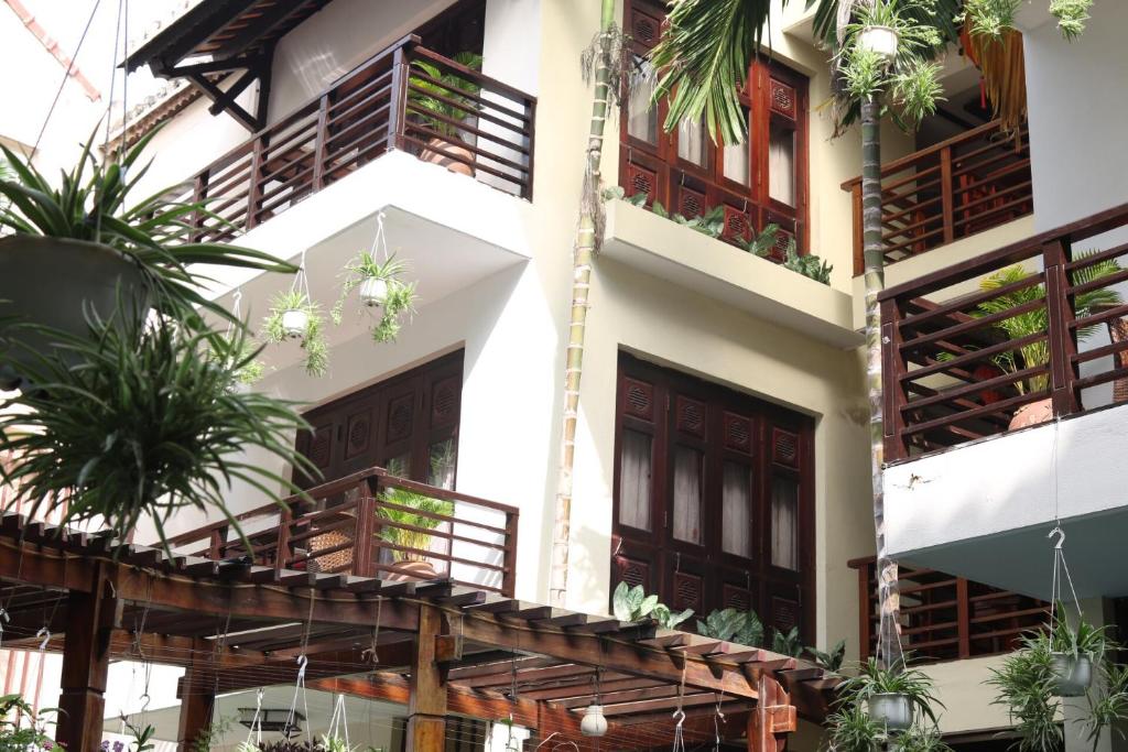 Long Life Riverside Hotel