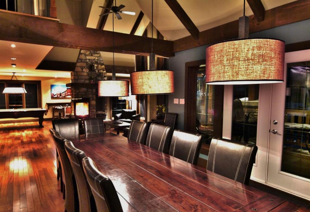 Chalet 38 Chemin Blanc by Les Chalets Alpins, Stoneham