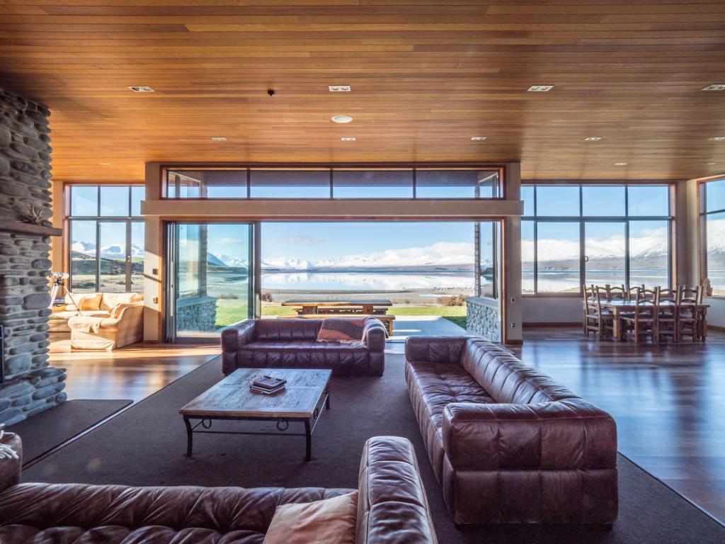 Shared lounge/TV area