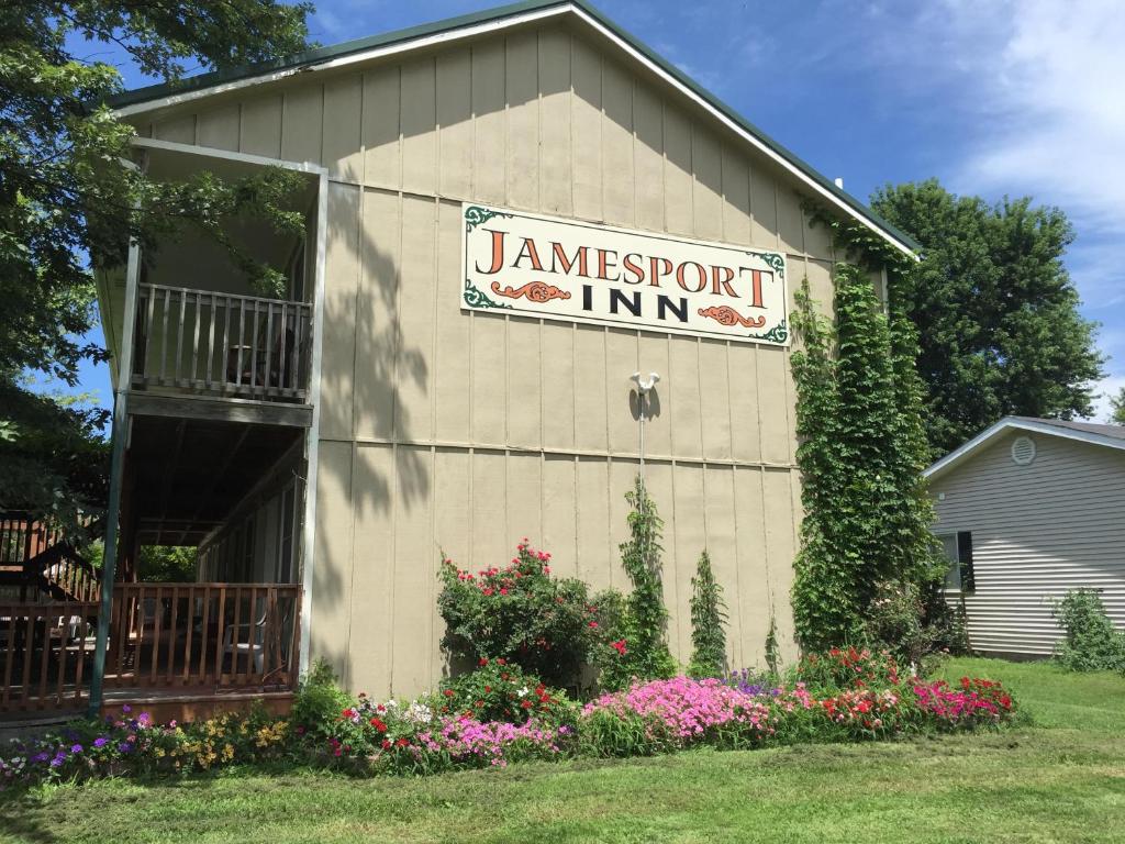 Jamesport Inn — Hotel in Gallatin