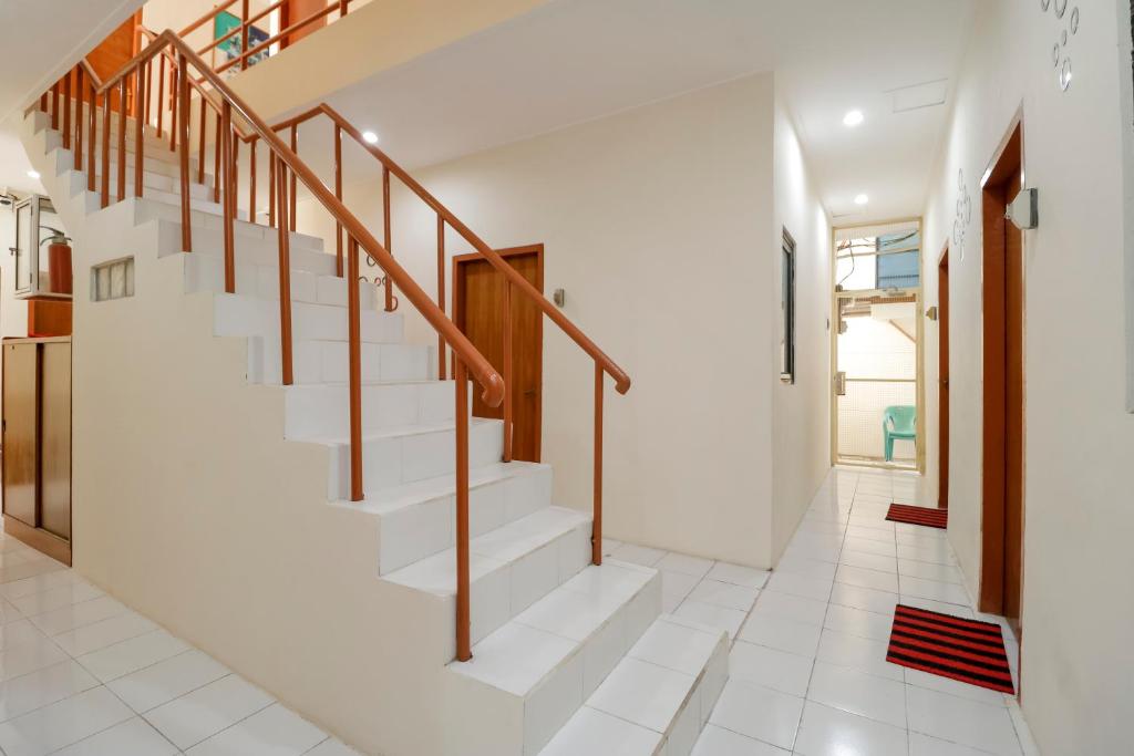 RedDoorz Plus near Ciputra World Kuningan 2