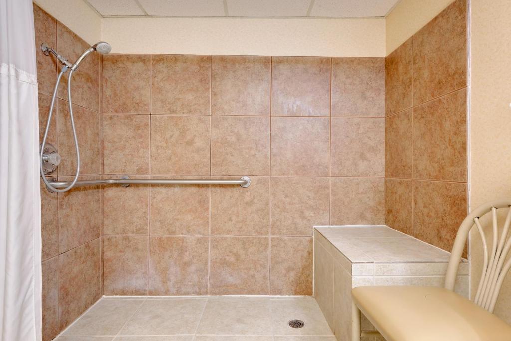 Ramada By Wyndham Cleveland Airport West Photo 7