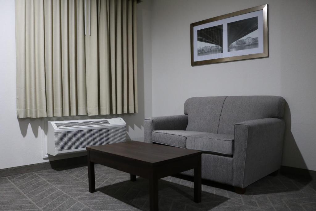 Scottish Inn & Suites - IAH Airport photo