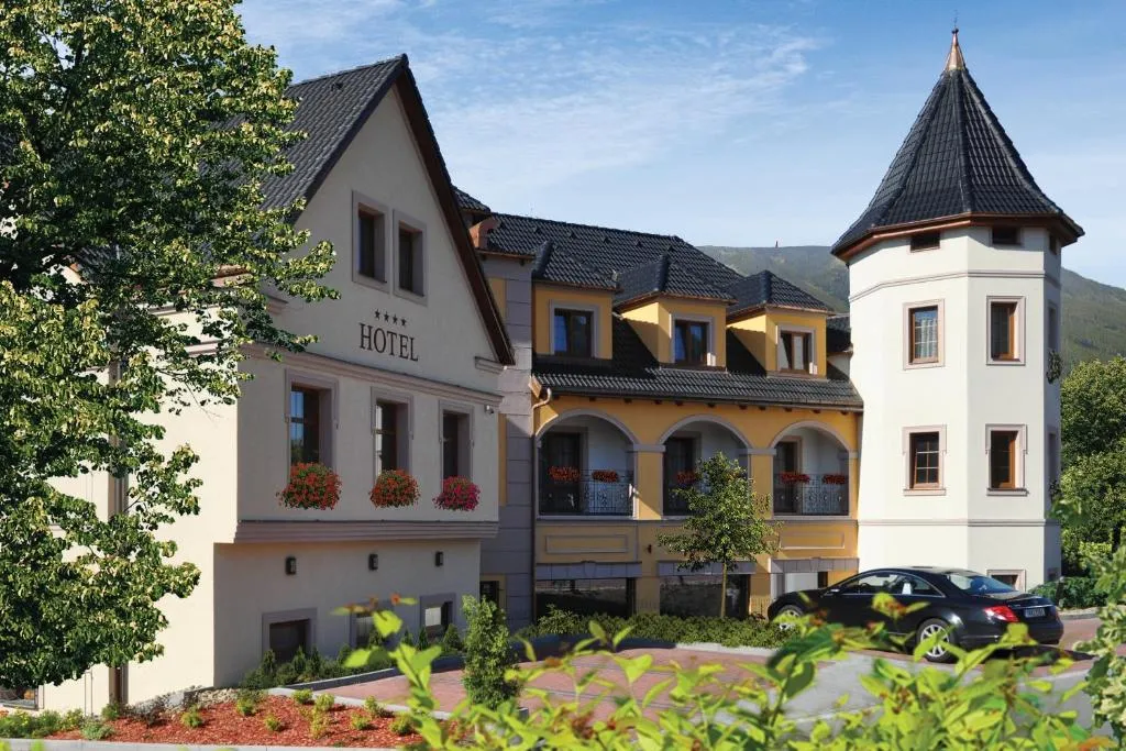 Wellness Hotel Zlatá Lípa，位于德辛的酒店