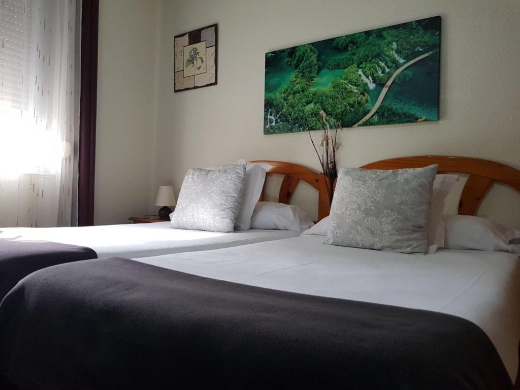 Pension Leyre — Hotel in Pamplona