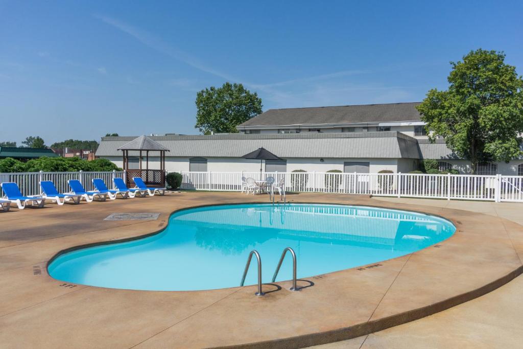 Days Inn & Suites by Wyndham Columbus East Airport