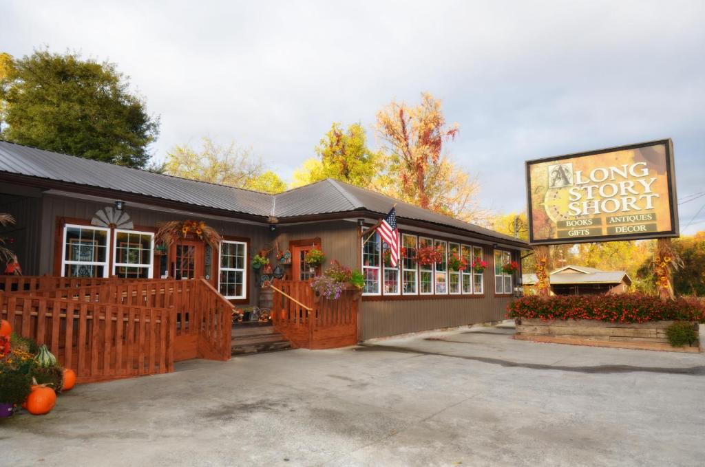 Shops, Rivergate Mountain Lodge and Wedding Chapel in Pigeon Forge (TN)