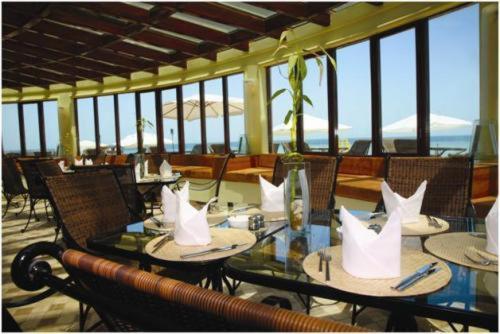 Restaurant, Seashell Julai'a Hotel & Resort in Kuwait