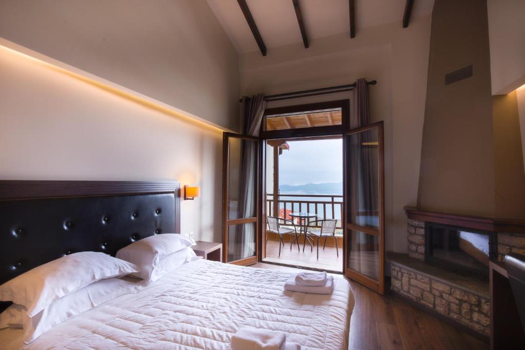 Double or Twin Room with Lake View and fireplace