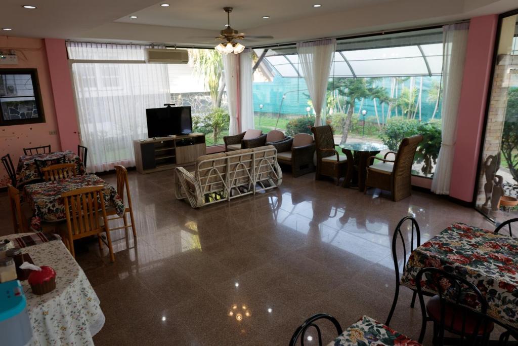 Shared lounge/TV area, TaLeKaew Resort in Phitsanulok