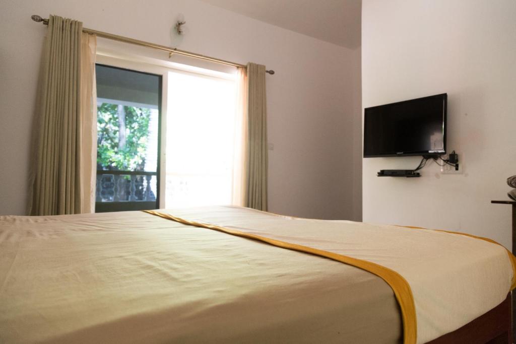 Hill Top Goa Lodge photo