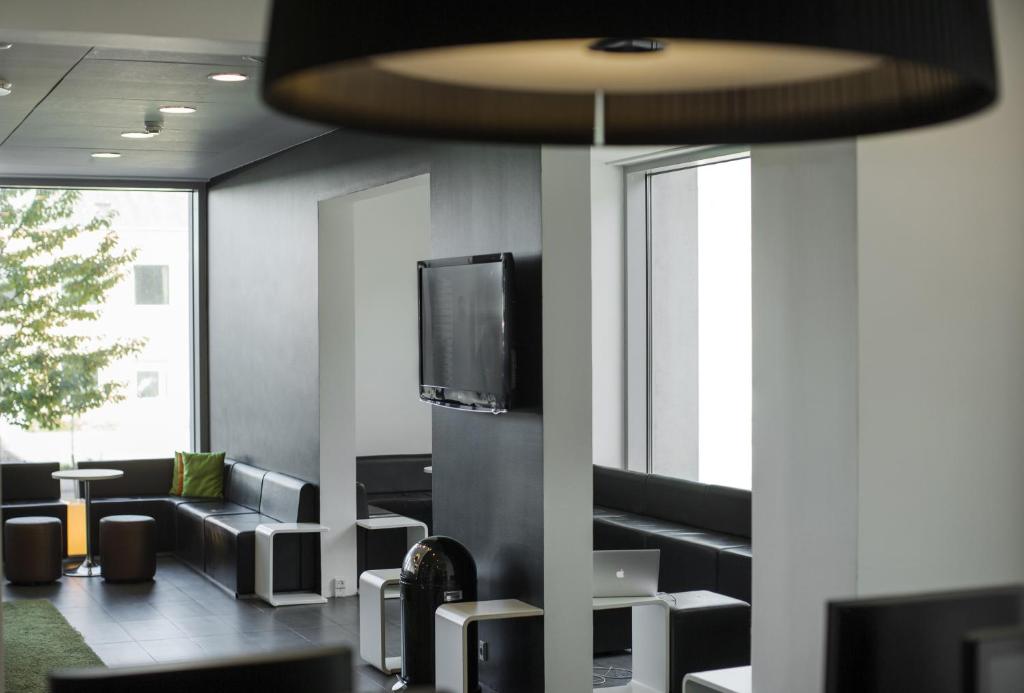 Shared lounge/TV area