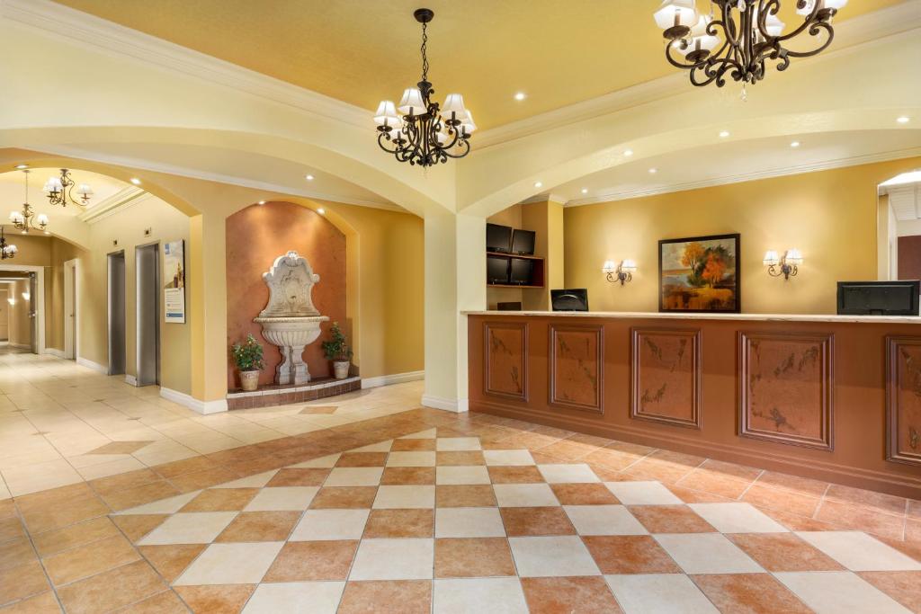 Lobby, Days Inn & Suites by Wyndham Niagara Falls Centre St. By the Falls in Niagara Falls (ON)