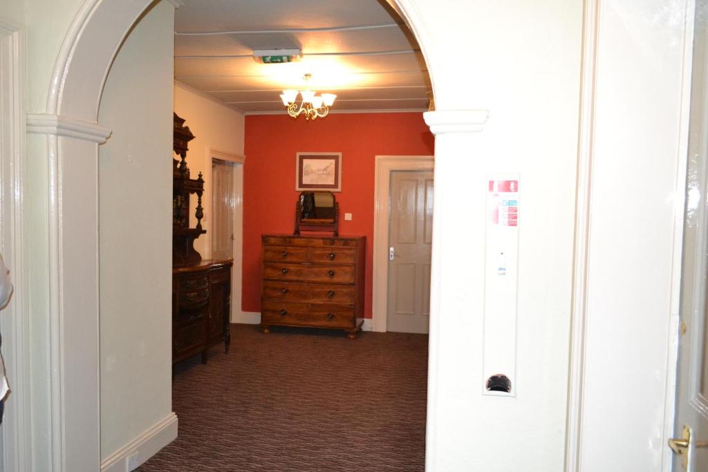 Oak Tree Inn photo