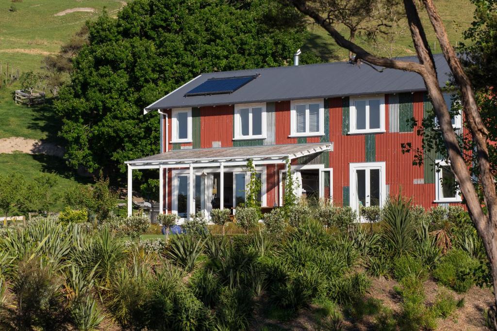 Exterior view, The Pear Orchard Lodge in Nelson
