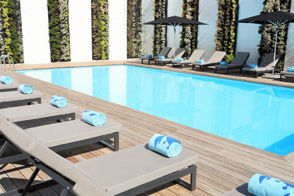 Swimming pool