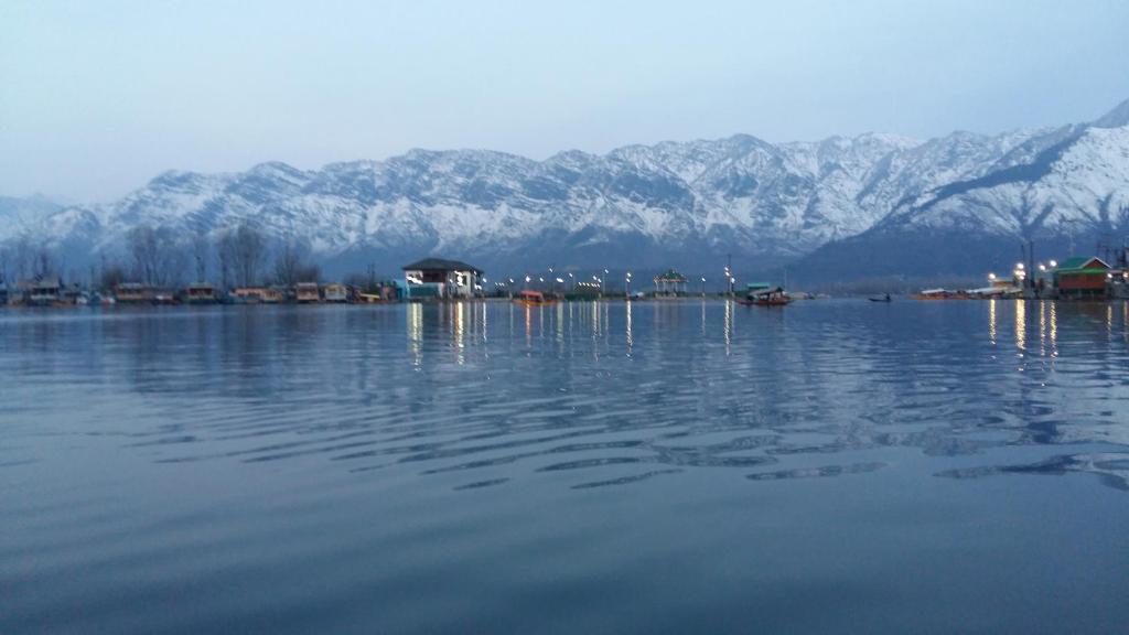 Jacqueline houseboat photo
