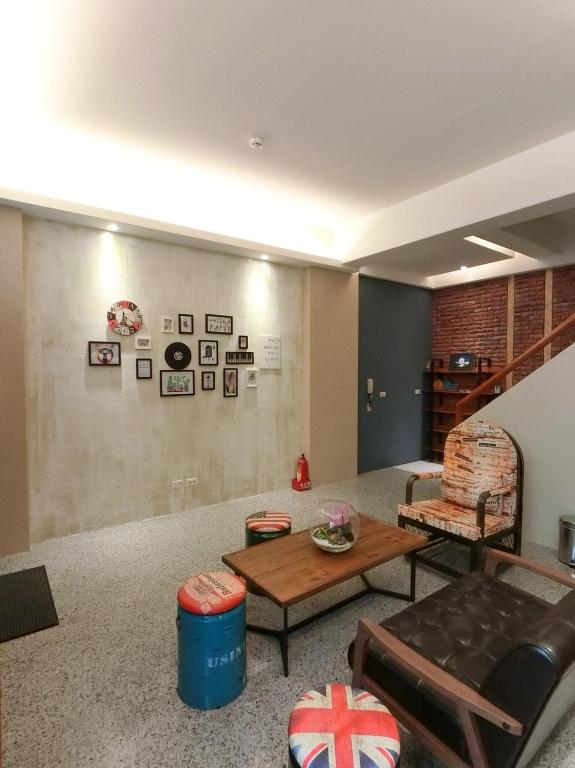 Ten Minute To Go B&B, Chua-lien