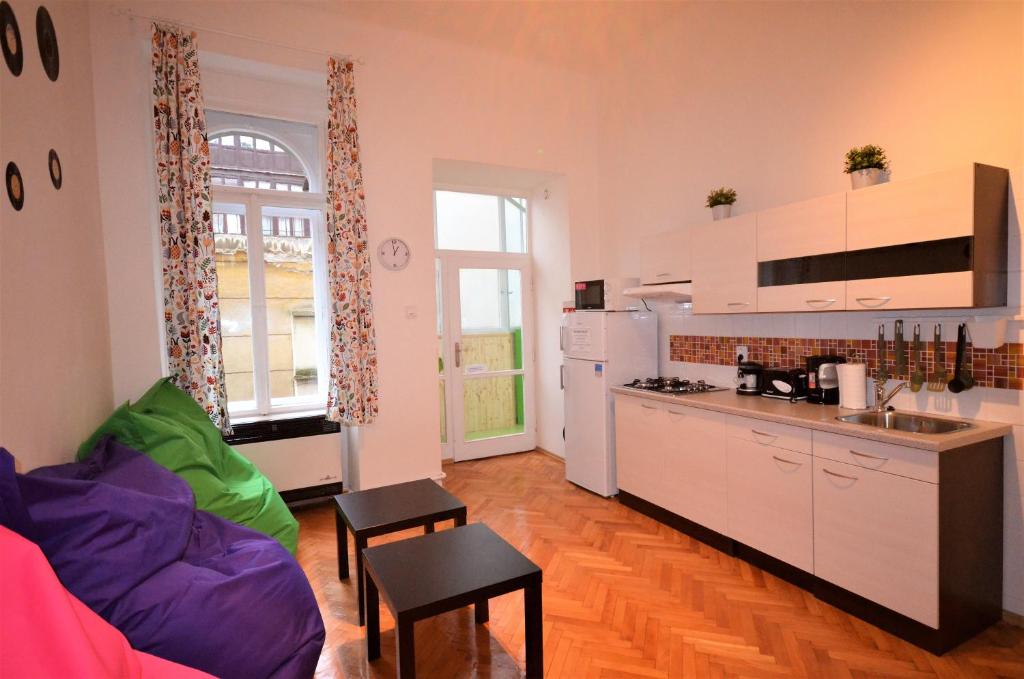 Kitchen, Travel&Joy backpackers in Prague