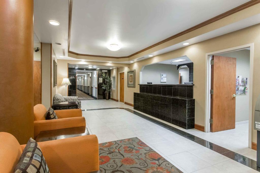 Days Inn & Suites by Wyndham Fort Pierce I-95 フロント・ロビー