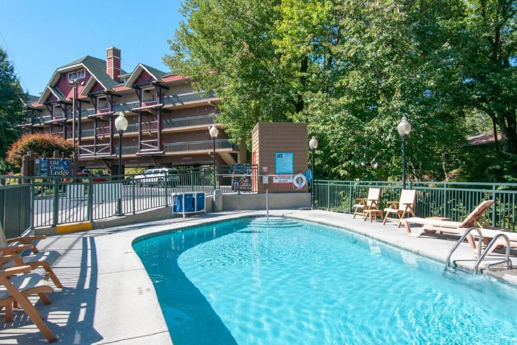 Swimming pool, Old Creek Lodge in Gatlinburg (TN)