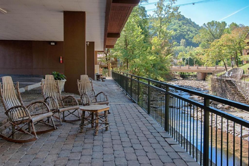 Balcony/terrace, Old Creek Lodge in Gatlinburg (TN)