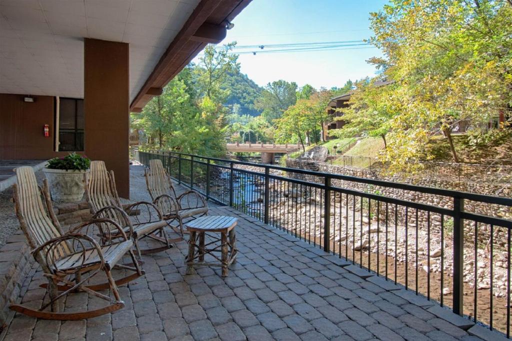 Balcony/terrace, Old Creek Lodge in Gatlinburg (TN)