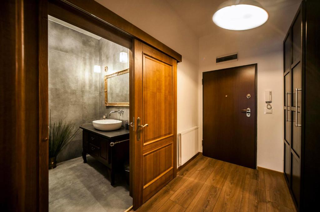 Very Berry - Orzeszkowej 10 - MTP Apartment, parking, balcony, check in 24h photo