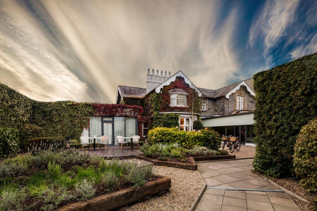 Newpark Hotel Exterior view